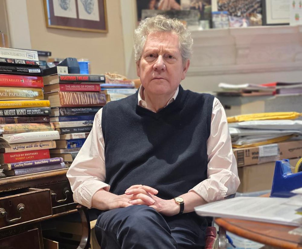 El historiador Andrew Lownie en su estudio de Londres.