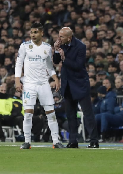 Zidane da instrucciones a Casemiro.