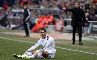 Ronaldo se lamenta durante el 4-0 del pasado mes de febrero. Al fondo, Simeone.