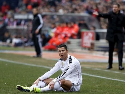 Ronaldo se lamenta durante el 4-0 del pasado mes de febrero. Al fondo, Simeone.