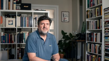 Antonio Martínez Asensio, conductor del programa 'Un Libro. Una Hora' de la Cadena SER, en su casa de Madrid, el 26 de junio.