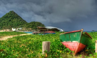 Restos de barcos destrozados por un huracán en el parque nacional de Levera, en la isla caribeña de Granada.