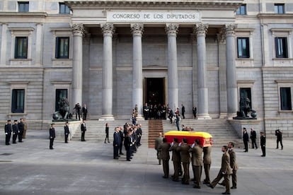 Llegada del féretro de Adolfo Suárez al Congreso de los Diputados en presencia del presidente del Gobierno, Mariano Rajoy, y de ex presidentes de la democracia, así como otras autoridades del Estado.