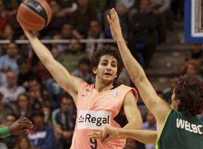 Ricky Rubio protege el balón ante Welsch.