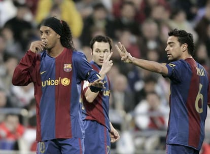 Ronaldinho, Iniesta y Xavi, anoche en La Romareda.