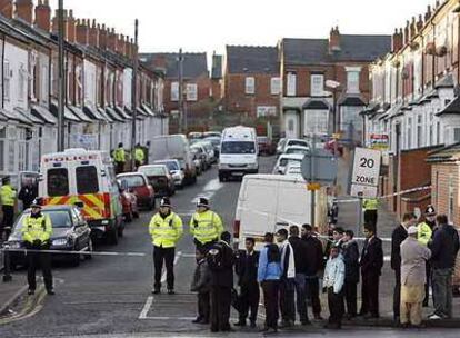 Agentes británicos cortan una calle de Birmingham en una acción antiterrorista en 2007.