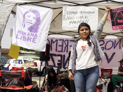 Roxana Ruiz, en una protesta previa a una audiencia para poner fecha a su juicio, en el penal Bordo de Xochiaca, el pasado 29 de julio de 2022.