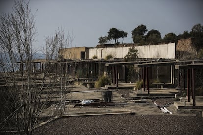 Esqueleto de hormigón del segundo hotel de la isla ubicado en la zona de las piscinas del complejo turístico. Está paralizado desde hace años debido a los pleitos judiciales.