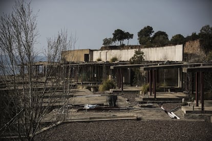 Esqueleto de hormign del segundo hotel de la isla ubicado en la zona de las piscinas del complejo turstico. Est paralizado desde hace a?os debido a los pleitos judiciales.