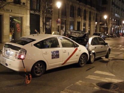 Un polic&iacute;a inspecciona la zona del accidente mortal donde un taxista atropell&oacute; en 2013 a tres personas en la calle Atocha, en Madrid. 