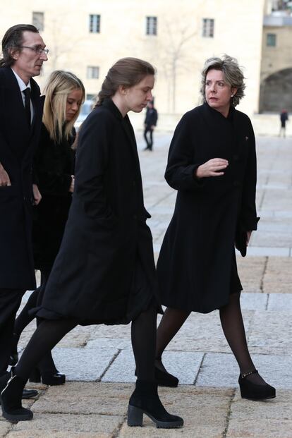 Dos de los hijos de la infanta Pilar, Simoneta y Fernando Gómez-Acebo, con algunos de los nietos de la hermana del Rey emérito, a su llegada al funeral de Pilar de Borbón, este miércoles en El Escorial.