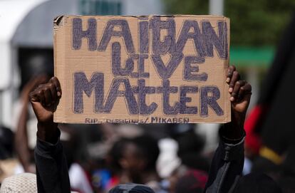 Un manifestante sostiene un cartel con la frase "Las vidas haitianas importan", durante una protesta en Puerto Príncipe, el 17 de octubre de 2022.