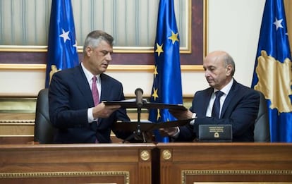 El l&iacute;der del PDK, Hashim Thaci (izquierda), y del DLK, Isa Mustafa, firman su acuerdo de coalici&oacute;n en Pr&iacute;stina el d&iacute;a 8 diciembre. 