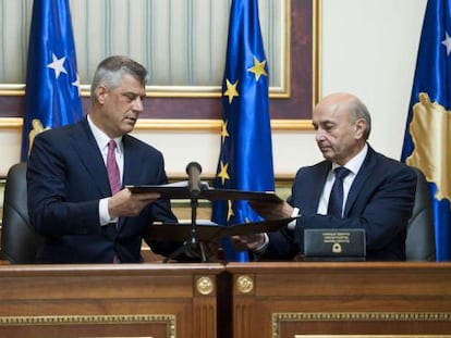 El l&iacute;der del PDK, Hashim Thaci (izquierda), y del DLK, Isa Mustafa, firman su acuerdo de coalici&oacute;n en Pr&iacute;stina el d&iacute;a 8 diciembre. 