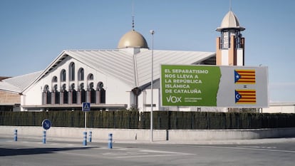 Imagen de la mezquita de Palafruguell (Girona), ante la que Vox ha colocado una valla, utilizada por el partido ultra en su campaña.