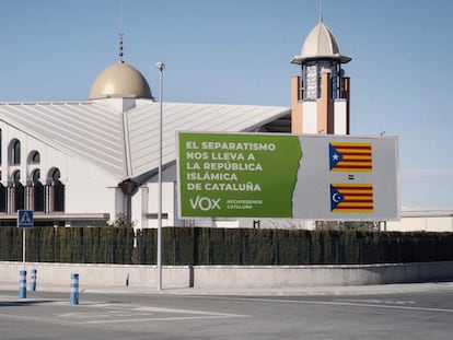 Un cartel de Vox ante la mezquita de Palafrugell (Girona).
