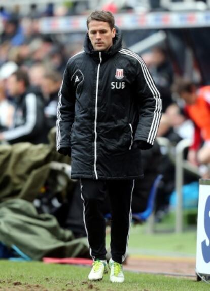 Owen calienta durante un partido entre el Stoke City y el Newcastle.