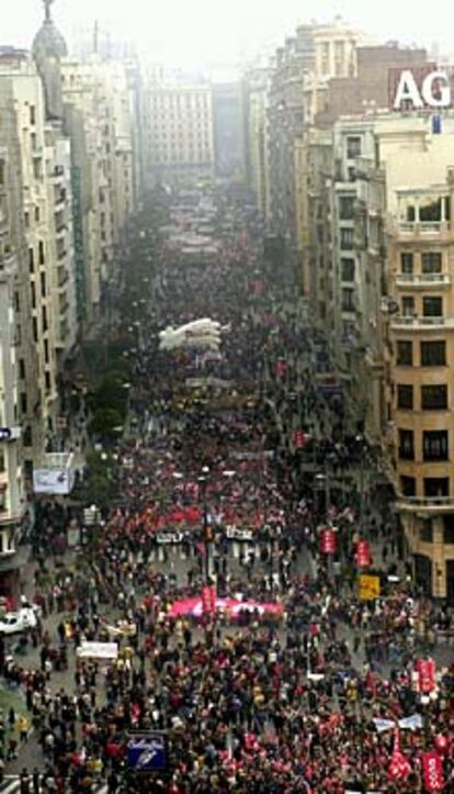 La marcha multitudinaria convocada por CC OO, UGT y la Plataforma en Defensa de la Universidad Pública para protestar contra la ley universitaria aprobada por el Gobierno ha desembocado en la céntrica Plaza de España. La Gran Vía y las calles aledañas se han llenado de manifestantes procedentes de distintas provincias de España. Los organizadores han cifrado en más de 300.000 los asistentes; el Gobierno, en 50.000. 
(EFE)