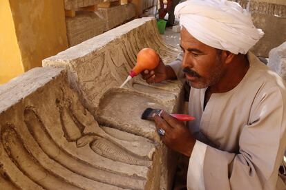 El rais (jefe de los trabajadores) Alí Faruk, consolidando uno de los relieves del templo de Ptolomeo hallados en Sharuna.