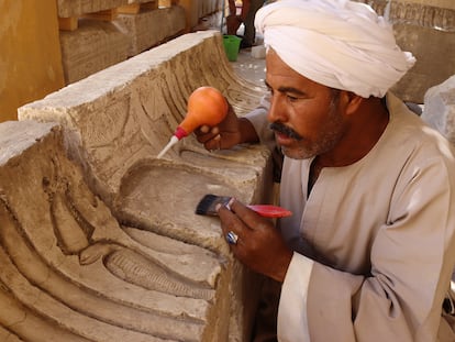 El rais (jefe de los trabajadores) Alí Faruk, consolidando uno de los relieves del templo de Ptolomeo hallados en Sharuna.