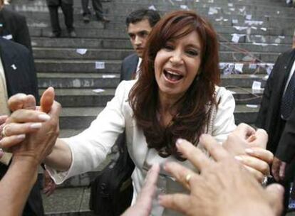 Cristina Fernández saluda a sus seguidores el pasado día 1 a la salida del Congreso argentino.