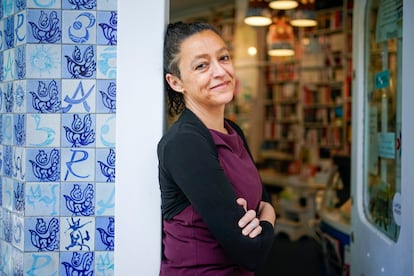La escritora chilena Lina Meruane posa en la entrada de la librería Rafael Alberti en Madrid el día 5 de mayo de 2023.