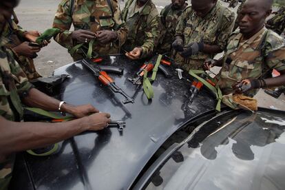 Soldados de Ouattara preparan sus nuevas armas, proporcionadas en una cuartel de las fuerzas republicanas del barrio de Youpougon, Abiyán.