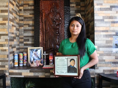 Alma Karina Gallardo, madre de Armando Hernández, sostiene un retrato de su hijo asesinado por el Ejército. El 10 de octubre de 2024.