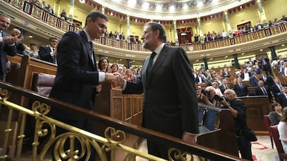 Pedro Sánchez y Mariano Rajoy estrechan la mano en el Congreso.