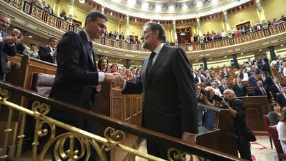 Pedro Sánchez y Mariano Rajoy estrechan la mano en el Congreso.