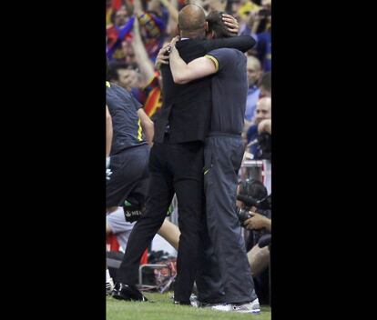 Pep Guardiola se abraza a su sucesor, Tito Vilanova, tras el triunfo en la final de la Copa del Rey en el estadio Vicente Calderón, en el que el Barcelona se impuso al Athletic el 25 de mayo de 2012.