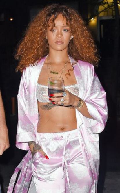 Rihanna, en pijama por una calle de Nueva York.
