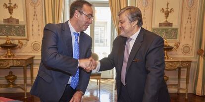 Andr&eacute;s Romero, director general de Santaluc&iacute;a, y Jorge Magalh&atilde;es Correia, presidente de Fidelidade, tras la firma del acuerdo.