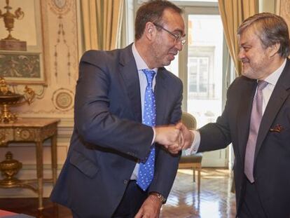 Andr&eacute;s Romero, director general de Santaluc&iacute;a, y Jorge Magalh&atilde;es Correia, presidente de Fidelidade, tras la firma del acuerdo.