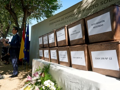 Ceremonia de entrega a sus familiares de los restos de las víctimas de Pajares de Adaja y de Navalmoral de la Sierra, tras su reciente exhumación del Valle de Cuelgamuros, en presencia del ministro de la Presidencia en funciones, Félix Bolaños, el pasado día 20.