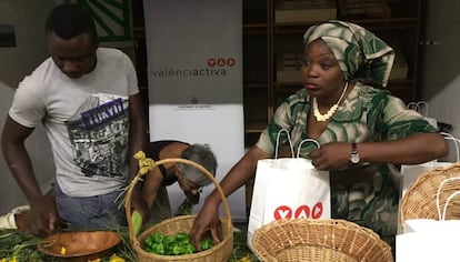 Beneficiarios de Agrosolidaris venden sus productos en un mercado al aire libre en Valencia.