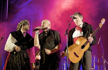 Antón Reixa, entre Luis Tosar y Piti Sanz, el pasado mayo en el homenaje de Os Resentidos en Expourense.