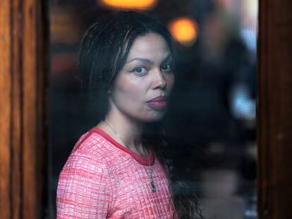 24/01/23. Emma Dabiri,  autora, académica y locutora irlandesa fotografiada en un hotel en  Londres.