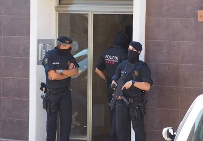 Officers prepare to search the attacker’s residence.