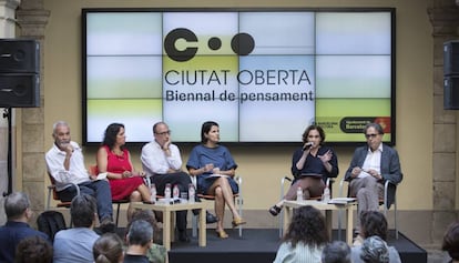 Ada Colau presenta, en compañía de Joan Subirats, la bienal de pensamiento de Barcelona.