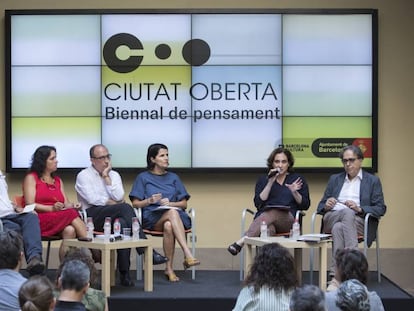 Ada Colau presenta, en compañía de Joan Subirats, la bienal de pensamiento de Barcelona.
