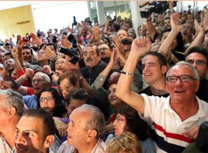 Decena de militantes socialistas celebran la toma de Benidorm.