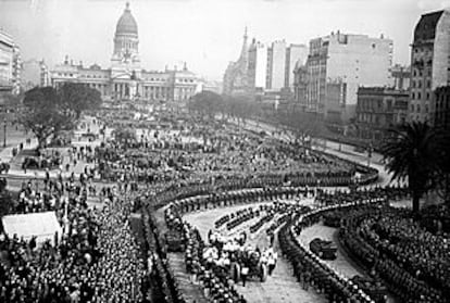 El 26 de julio de 1952, Evita fallece a los 33 años. Tras su muerte, la Confederación General del Trabajo decretó tres días de paro y el Gobierno 30 de luto nacional. En la imagen, cientos de miles de argentinos siguen el paso del cortejo fúnebre de Eva Perón por las calles de Buenos Aires, el 9 de agosto de 1952.
