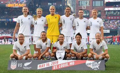 La selección neocelandesa de fútbol femenino, antes de iniciar un partido. 
 