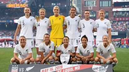 La selección neocelandesa de fútbol femenino, antes de iniciar un partido. 
 