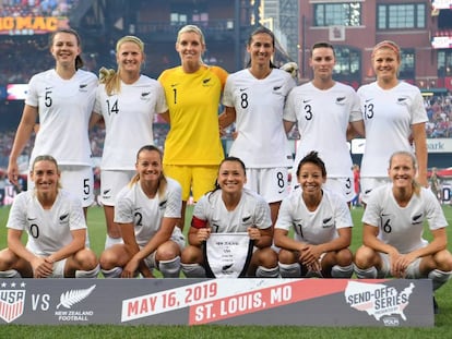 La selección neocelandesa de fútbol femenino, antes de iniciar un partido. 
 