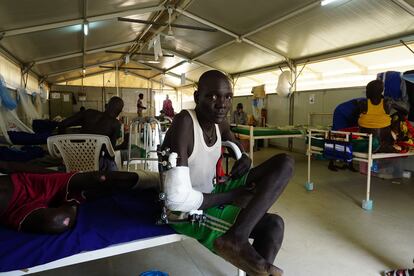 Un paciente del hospital de Médicos Sin Fronteras en Bentiu espera para ser operado.