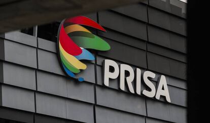 Logotipo del Grupo Prisa, en la fachada de su sede en Tres Cantos (Madrid).