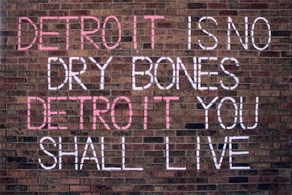 “Detroit no es hueso desnudo”, declara una pintada en un muro de la ciudad.