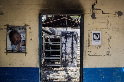 Los carteles informativos para la promoción de la salud infantil flanquean la entrada a los restos incinerados de la sala de urgencias del hospital de MSF en Leer.